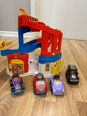 Fisher-price Little People Race and Chase Rescue Station With Wheelies Cars
